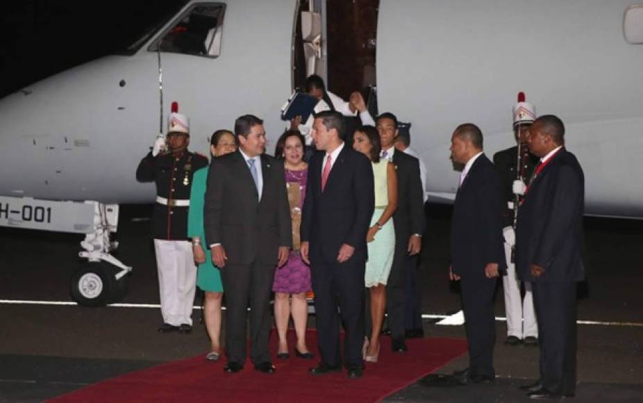 El presidente de Honduras, Juan Orlando Hernández, llegó esta noche a Panamá para participar este viernes y sábado en la VII Cumbre de las Américas.