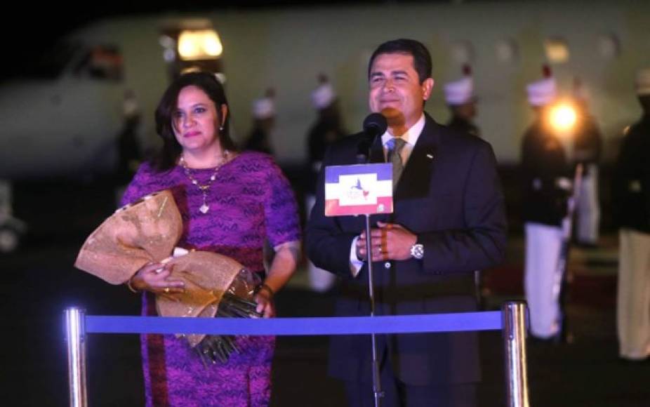 El presidente de Honduras, Juan Orlando Hernández, junto a su esposa a su llegada Panamá para participar en la VII Cumbre de las Américas.