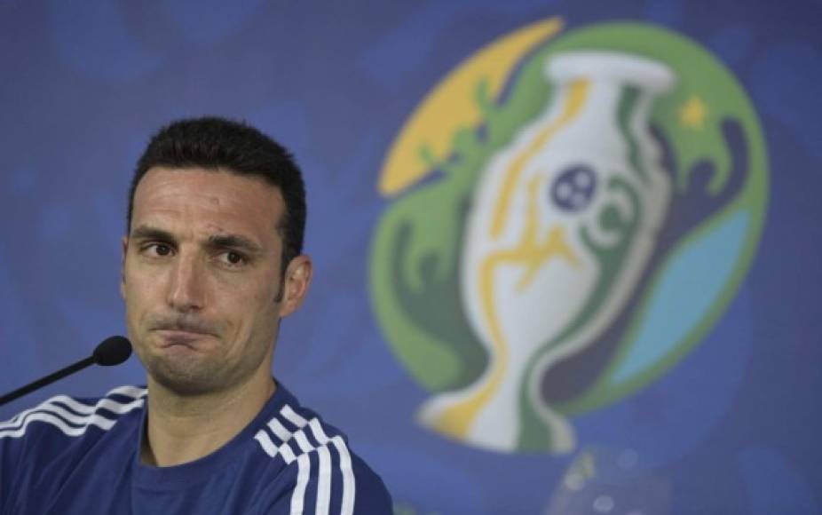 El seleccionador de Argentina, Lionel Scaloni, tiene la presión de poder ganar la Copa América con la Albiceleste. El estratega no amagó para anunciar horas antes de su debut en la competencia el equipo titular que mandará a la cancha.