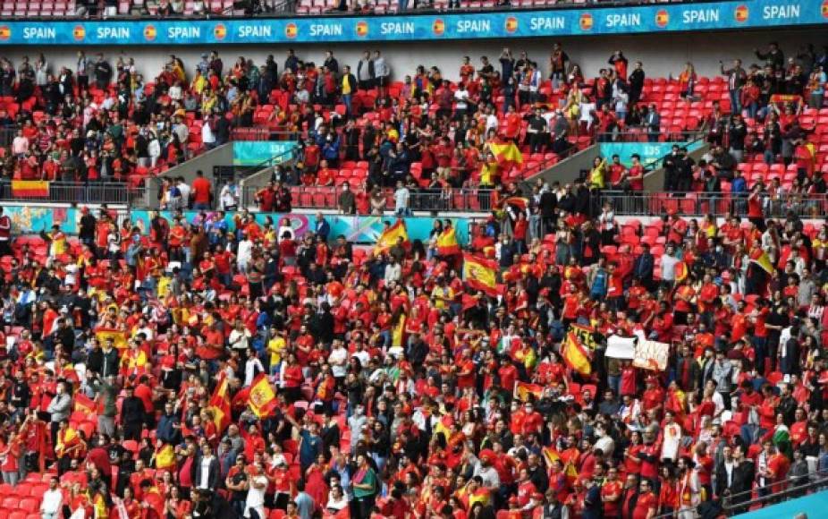 Los españoles pusieron un lindo ambiente en el espectacular estadio de Wembley.