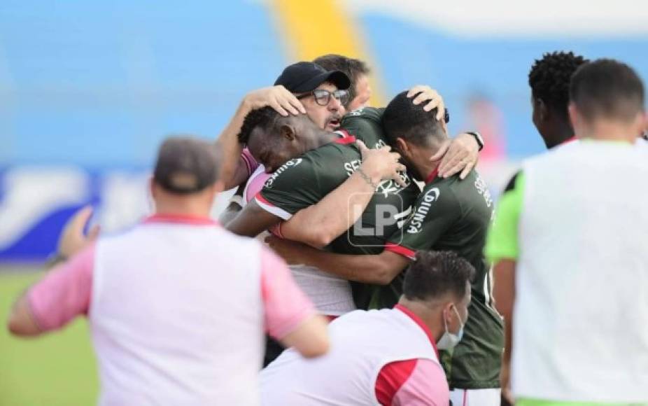 El tremendo abrazo de Brayan Castillo con el 'Tato' García.