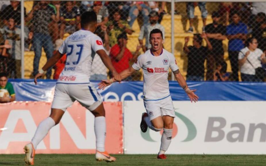 El mediocampista argentino Matías Garrido se encargó de anotar el primer gol en el clásico. El volante mandó la pelota al fondo de las redes tras un tiro libre que sorprendió a Jonathan Rougier.