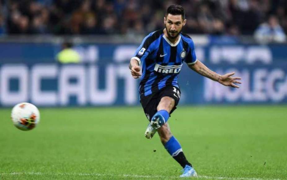 Matteo Politano ha pasado los exámenes médicos previos a firmar contrato con el Nápoles. El hasta ahora jugador del Inter de Milán se comprometerá hasta 2024 con el conjunto napolitano.