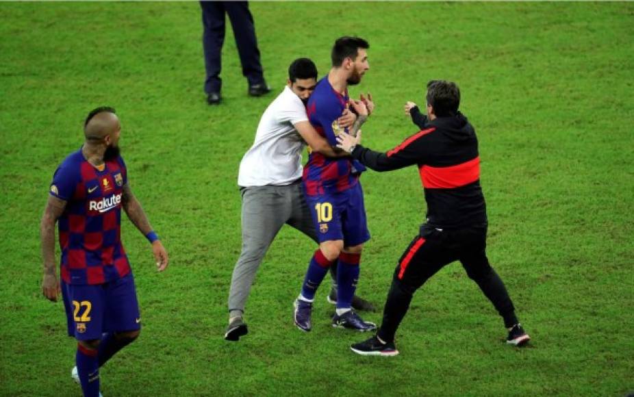 Este espontáneo abrazó Lionel Messi tras saltar al campo y un miembro del cuerpo técnico del Atlético le ayudó a separarlo. El argentino se llevó un buen susto.