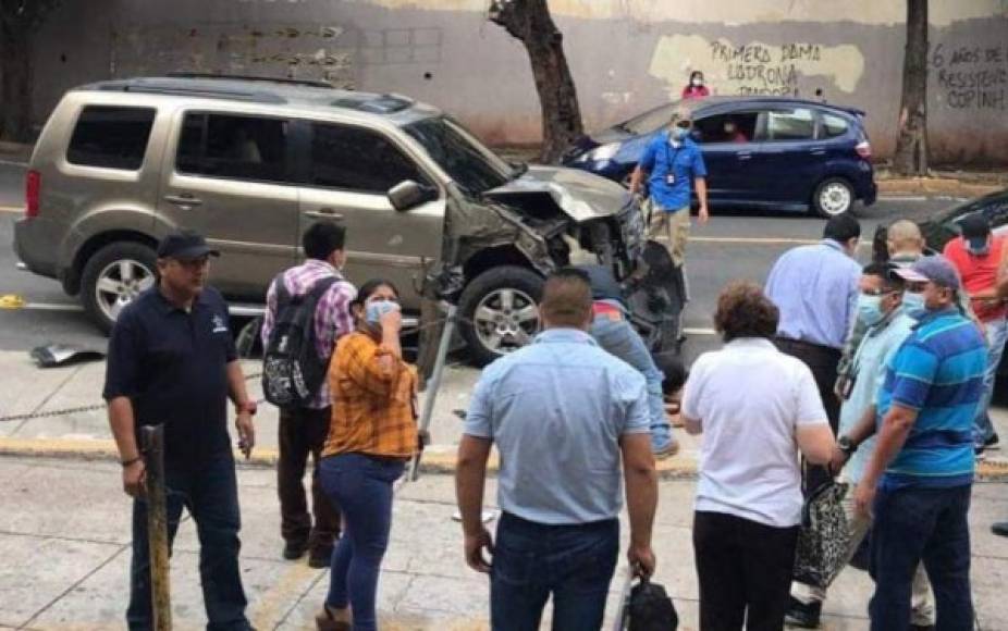 4. Accidente frente al Ministerio Público: Este no fue precisamente un accidente entre dos o más vehículos en tránsito pero ha sido uno de los insidentes de mayor impacto que dejó el mes anterior. Un fiscal del Ministerio Público falleció en la mañana de este viernes tras ser atropellado por un conductor de una camioneta en Tegucigalpa.