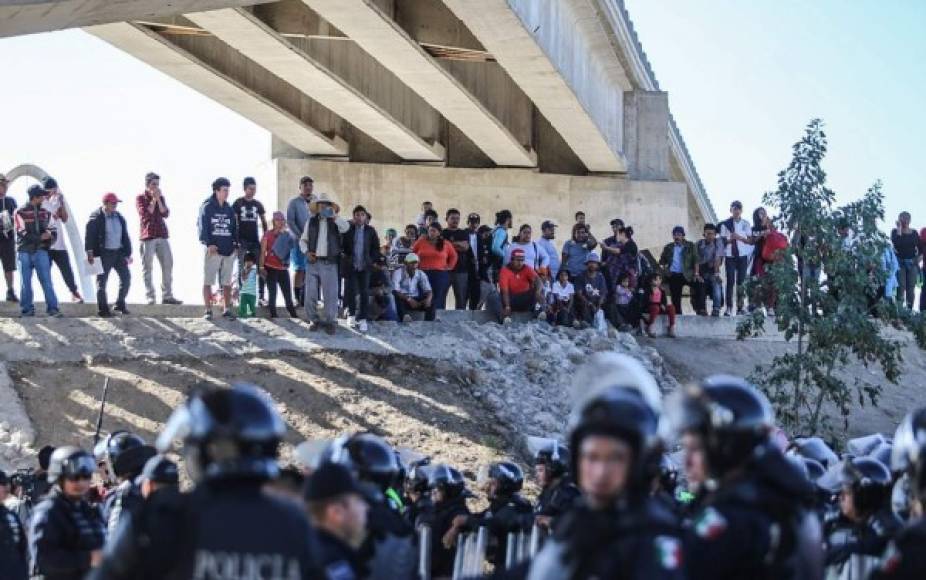 La alcaldía de Tijuana dijo de su lado que por estos hechos han detenido a 24 hondureños y 15 mexicanos, sin precisar si los entregó a Gobernación. Tras el incidente, en puntos estratégicos de Tijuana desplegaron elementos antimotines y agentes migratorios mexicanos.