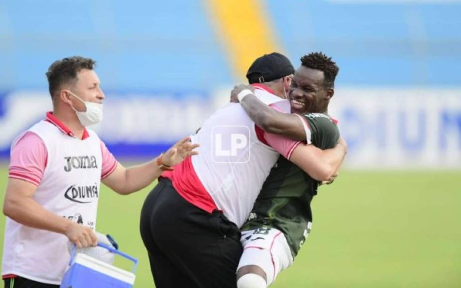 El tremendo abrazo de Brayan Castillo con el 'Tato' García.