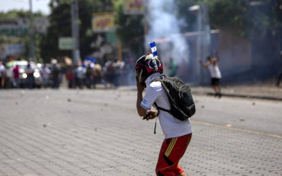 Los manifestantes se enfrentaron a las fuerzas de choque del Gobierno que intentaban dispersar la marcha 'Somos la Voz de los Presos Políticos'.