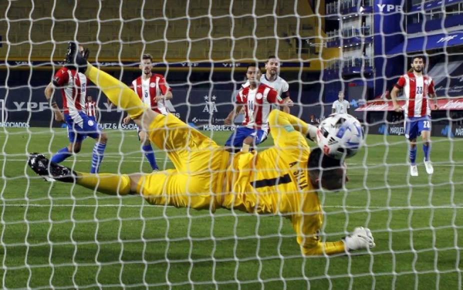 El momento del gol de Messi en el segundo tiempo y que fue invalidado. El portero paraguayo Antony Silva no pudo detener el disparo de zurda del argentino.