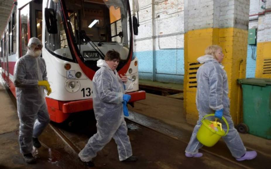 Las autoridades rusas trabajan en la desinfección de los servicios de transporte para evitar nuevos contagios del letal virus.