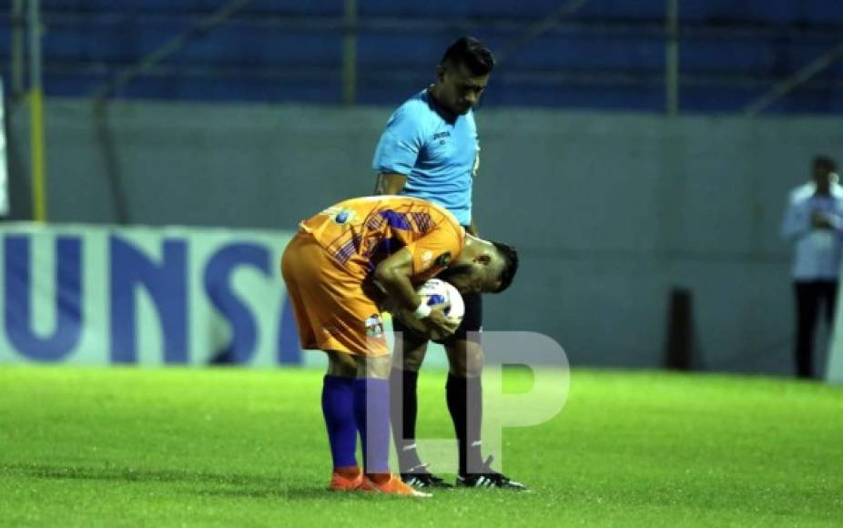 Arnold Meléndez, de la UPN, besando el balón antes de lanzar el penal.