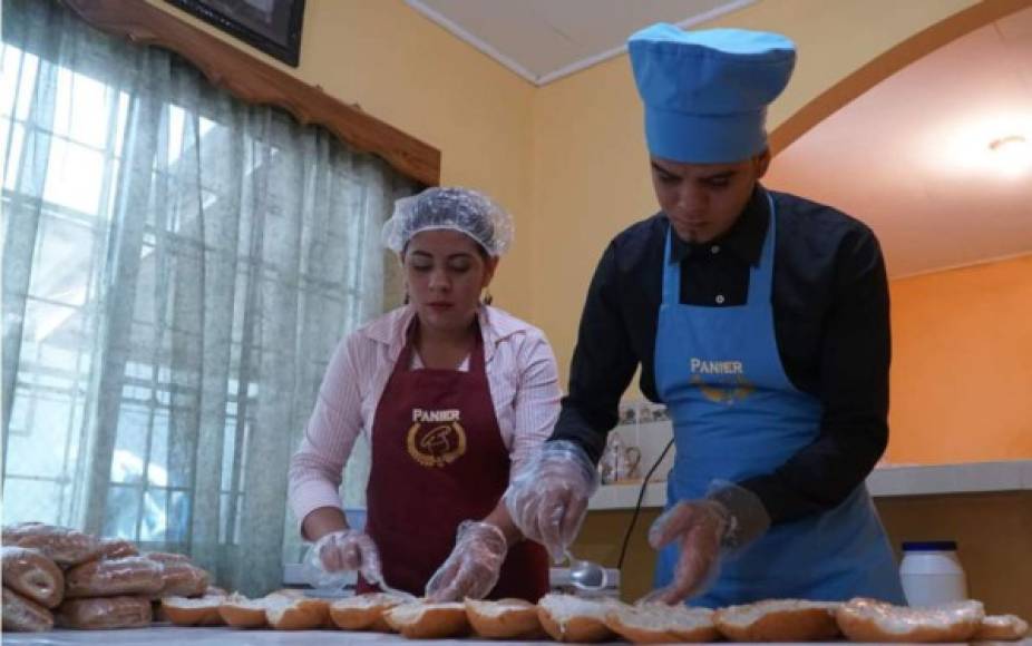 Al no encontrar una plaza de trabajo como maestro Allan Matamoros decidió iniciar con sus hermanos un pequeño negocio de venta de sandwich. A través de esta idea ha conquistado el paladar de muchos hondureños que ya consideran su producto como uno de sus favoritos. El pequeño negocio se llama Panier y está en Puerto Cortés.