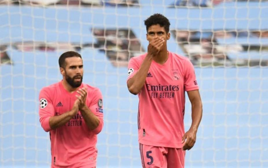 El buen gesto de Dani Carvajal con Varane, tratando de animarlo luego del primer error.