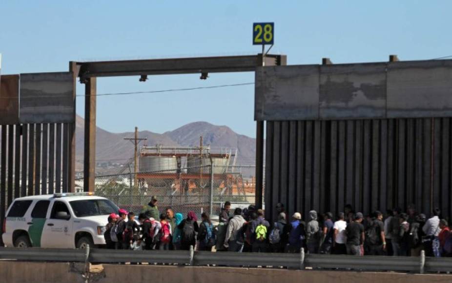 Los inmigrantes cruzan una calle en Ciudad Juárez, aprovechan un vado en el Río Bravo y pasan a territorio estadounidense donde se entregan a la Patrulla Fronteriza y solicitan asilo.