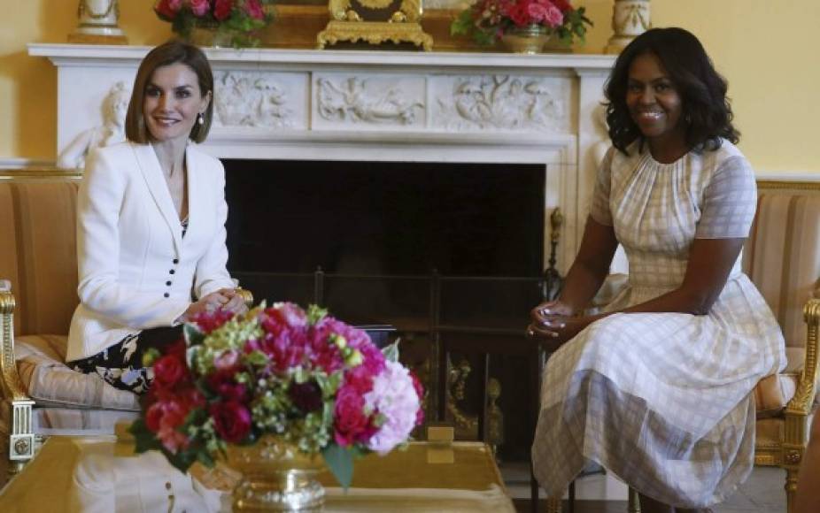 Michelle ofreció una tarde de té a la reina, al estilo europeo.