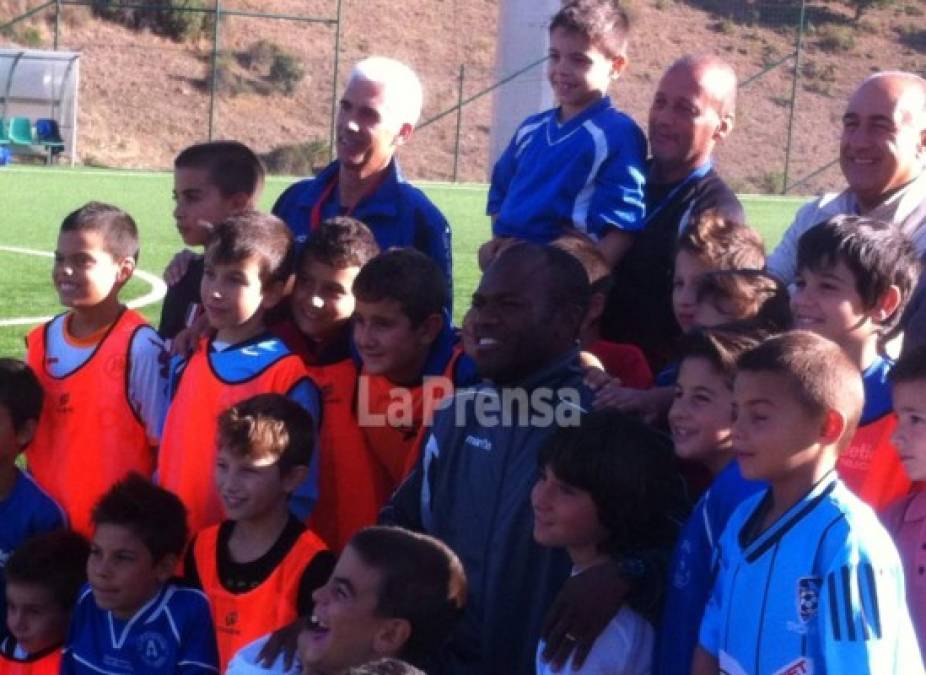 David Suazo es un ídolo en el Cagliari y los niños lo estiman.