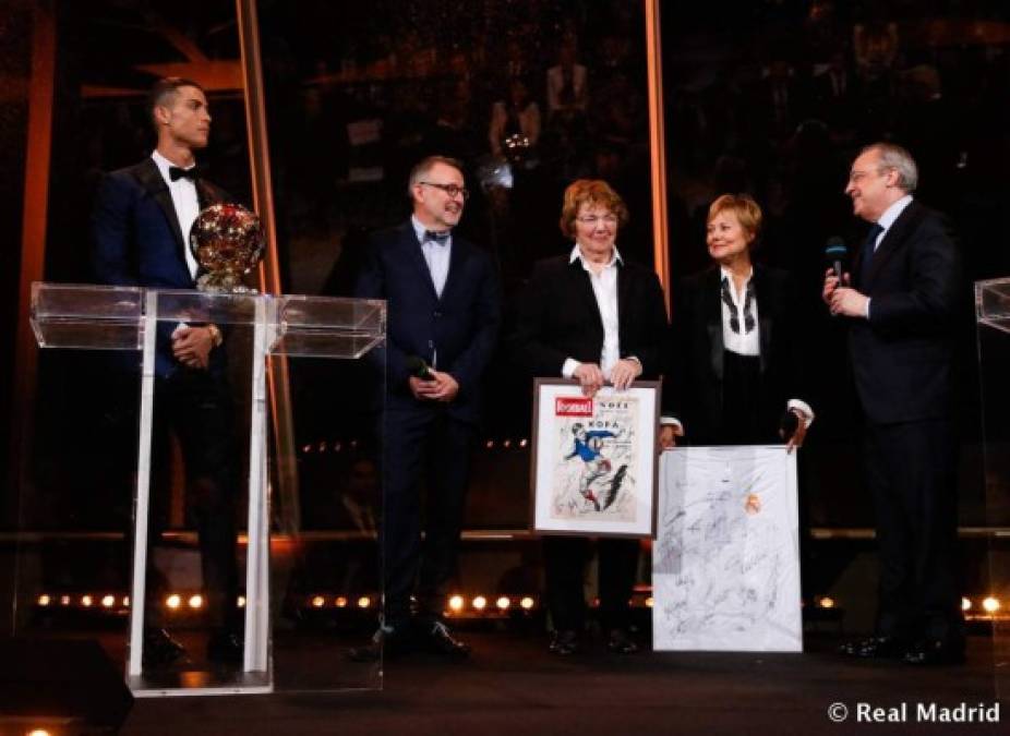 En el programa especial de France Football, la revista hizo un homenaje a Raymond Kopa, ex jugador del Real Madrid, por parte de Florentino Pérez. El presidente entregó el detalle a la esposa del exfutbolista fallecido.