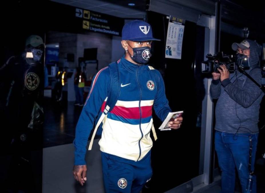 El mediocampista peruano Pedro Aquino Sánchez saliendo de la terminal aérea de Tegucigalpa. Foto @ClubAmerica