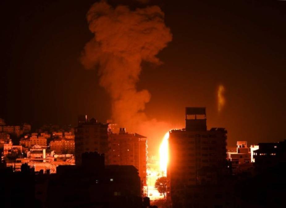 El ejército israelí indicó este lunes en un comunicado que atacó nueve viviendas propiedad de altos mandos de Hamás, algunas de las cuales eran utilizadas para 'almacenar armas'.