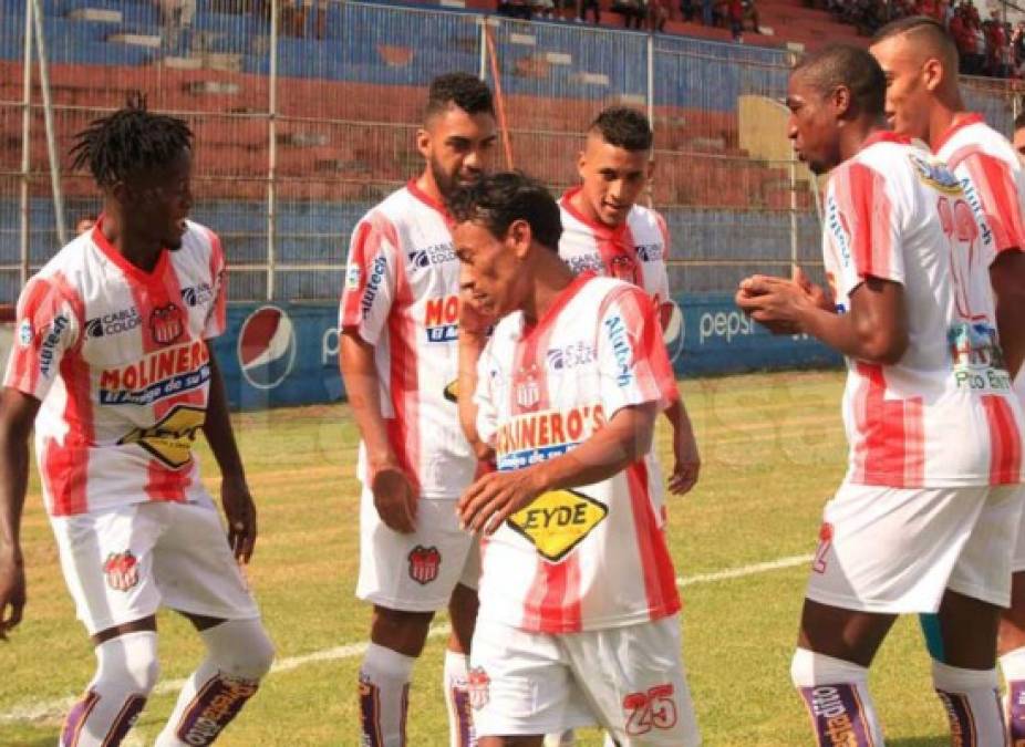 Encabezados por Javier Portillo, los jugadores del Vida se hicieron el pasillo tras el gol de Carlos Bernárdez. Los del club ceibeño se acordaron de la petición que les hizo en la primera jornada el Marathón.