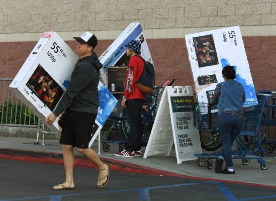 Compradores salen con las manos llenas de una tienda de Culver City, California, Estados Unidos.