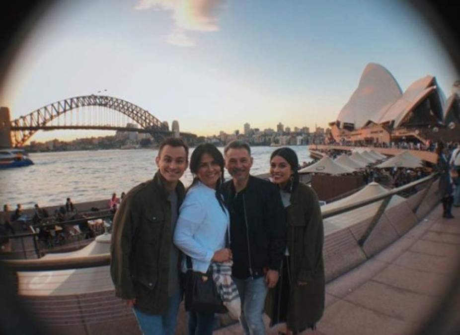 En la foto, la pareja posa junto a los pastores Luna en un viaje a Sidney, Australia.
