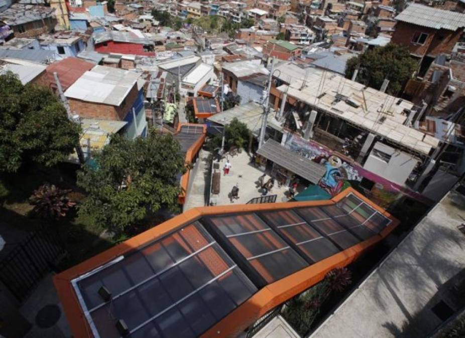 <br/>También fueron construidos centros culturales y escuelas para continuar con transformaciones de la vida en los barrios más deprimidos con equipamientos culturales, deportivos, educativos y recreativos.<br/><br/>Ahora, al cumplirse 25 años de la muerte del jefe del cartel de Medellín, el propósito va encaminado a que 'la ciudad hable', para que, según los promotores de la iniciativa, cuente que hace tres décadas hubo 'maldad y dolor', pero también hubo gente que 'la mafia llamó los incorruptibles'.<br/>