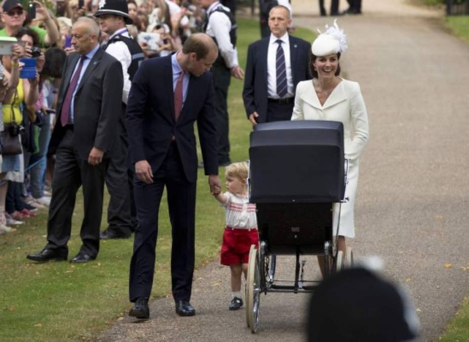 Carlota llegó en un cochecito de época que fuera utilizado por la reina para trasladar a sus propios hijos, que era empujado por su madre Catalina, vestida para la ocasión con un conjunto color crema de Alexander McQueen.