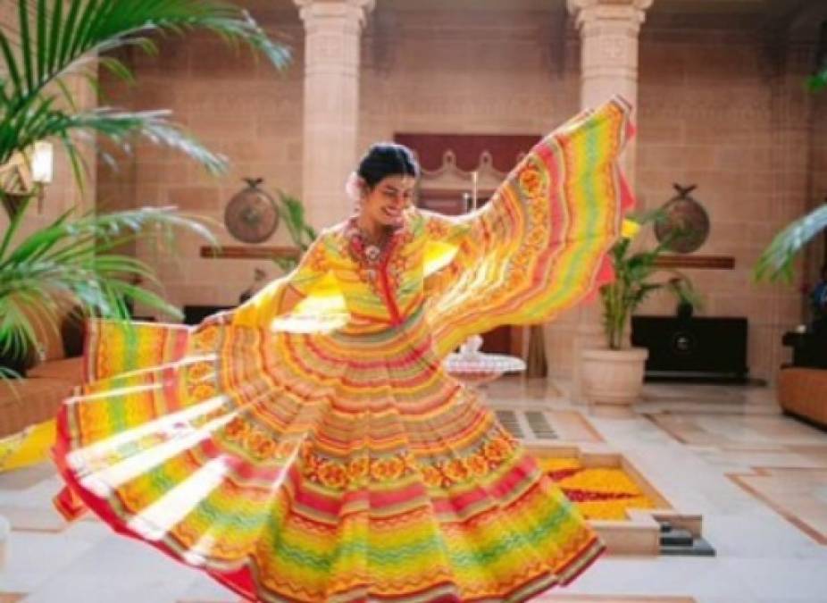 Priyanka lució espectacular, en un atuendo con colores típicos de la India. Mañana será la boda oficial (en un ritual Hindú).