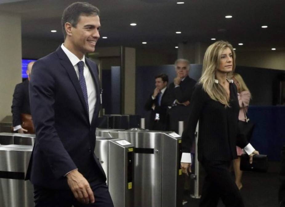 La esposa del presidente español, que había mantenido un perfil bajo tras la polémica creada por su nombramiento como directora del Instituto de Empresa, ha recobrado protagonismo en su primer viaje oficial junto a Sánchez.