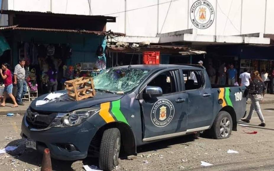 Caos y vandalismo tras operativo anti pólvora a inmediaciones del mercado Medina de San Pedro Sula. 
