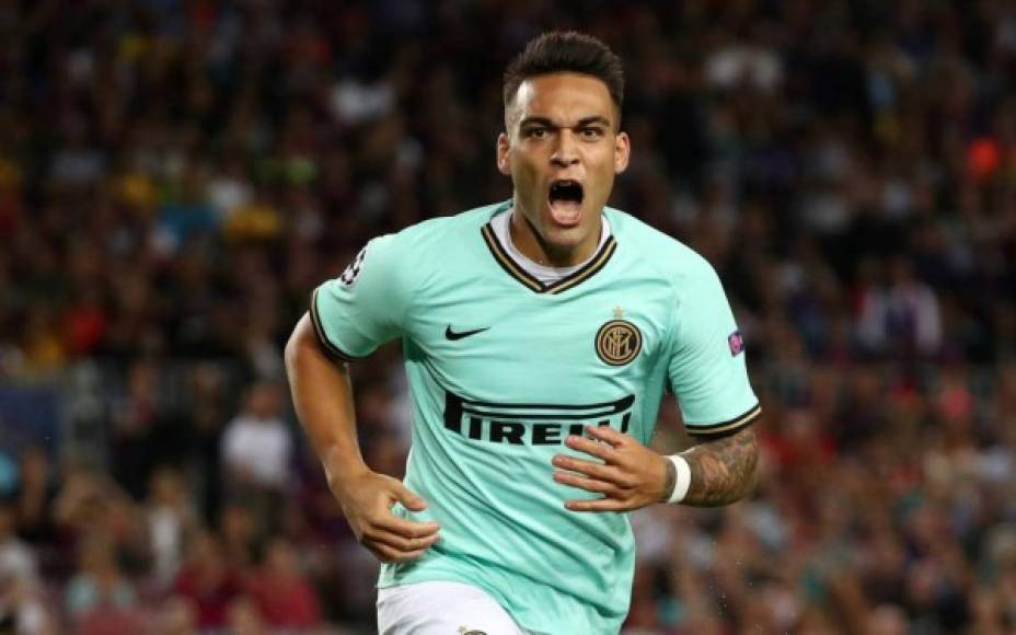 Lautaro Martínez (22 años) - El argentino ha irrumpido con fuerza en esa lista de futuribles fichajes para el Barcelona. El delantero argentino del Inter de Milán destaca por su potencia y por su capacidad rematadora. Además, ha demostrado que los partidos grandes no le tiembla el pulso: esta temporada ha marcado contra el Barça en el Camp Nou, la Juventus y el Borussia Dortmund.