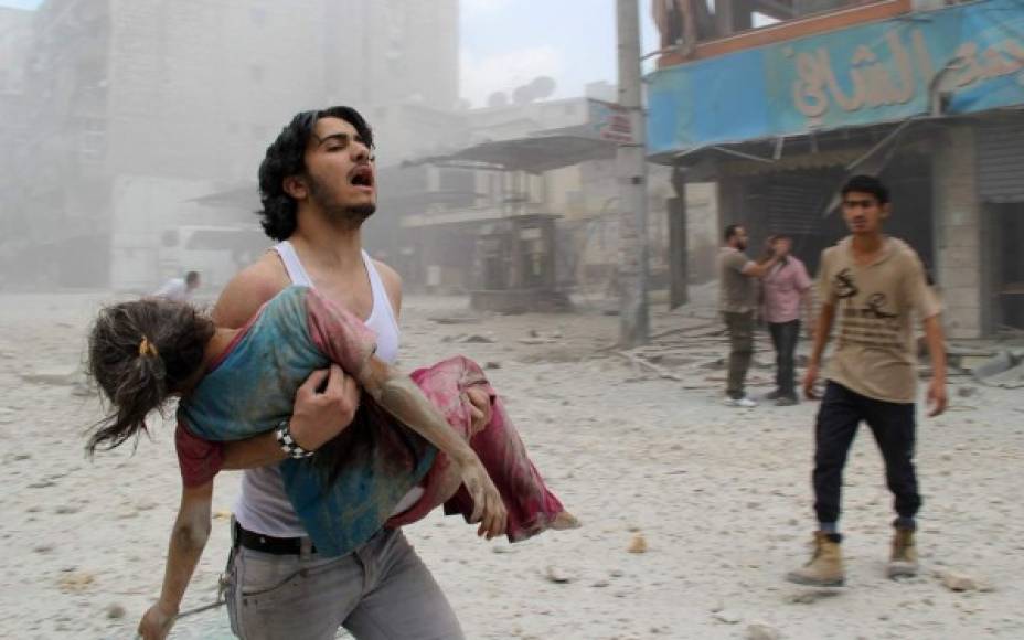 Un hombre huye de los bombardeos en su cuidad buscando ayuda para su hija herida.