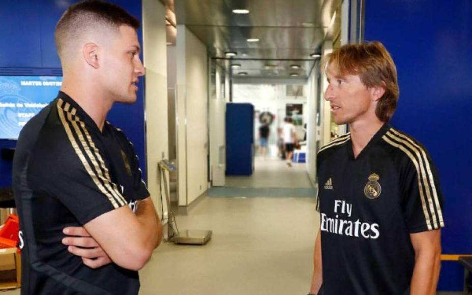 Una foto que ha ilusionado mucho a los seguidores del Real Madrid. El delantero serbio Luka Jovic y el volante croata Modric fueron captados charlando en el primer día de pretemporada.