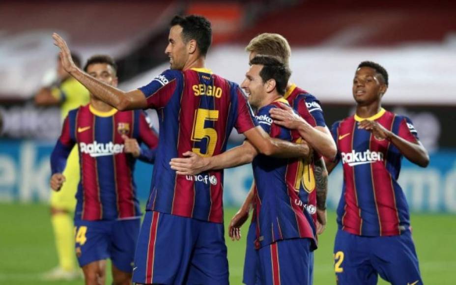 Messi es felicitado por sus compañeros del Barcelona.