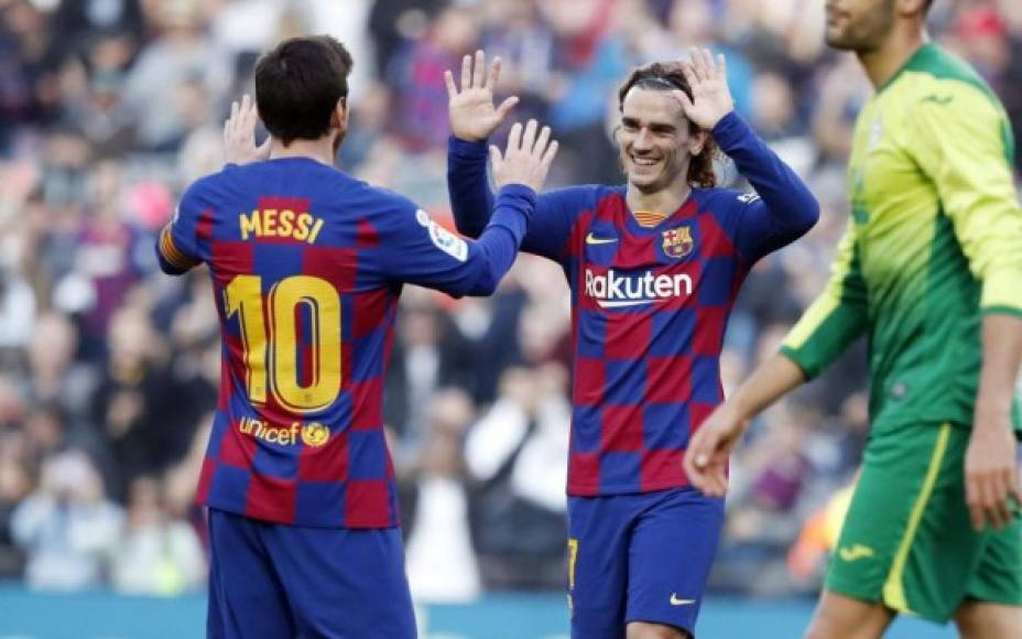 Antoine Griezmann felicitado a Messi por su tercer gol.