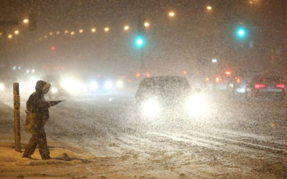 'Esta tormenta en la costa este se intensifica rápidamente y producirá vientos fuertes y peligrosos, que pueden resultar en árboles caídos, cortes de electricidad e inundaciones costeras', advirtió el servicio meteorológico.