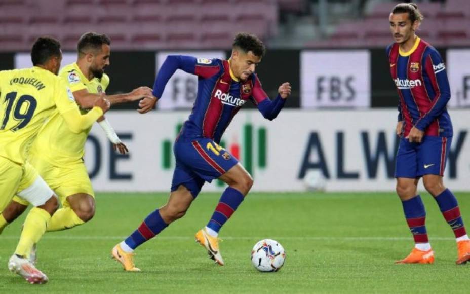 Philippe Coutinho, que jugó un buen partido, se escapa de la marca de jugadores del Villarreal ante la mirada de Griezmann.