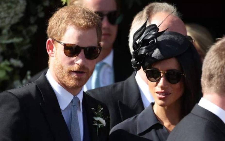 ¿Perderán Harry y Meghan sus actuales títulos de 'Sus Altezas Reales'?<br/><br/>En los comunicados divulgados hasta ahora no se hace mención a esa posibilidad, ni tampoco a que Harry vaya a ser retirado de la línea sucesoria al trono británico. <a href='https://www.laprensa.hn/fotogalerias/farandula/1347350-411/meghan-markle-harry-la-ca%C3%ADda-en-desgracia-en-familia-real' style='color:red;text-decoration:underline' target='_blank'>La caída en desgracia de Meghan y Harry en la familia real</a><br/>