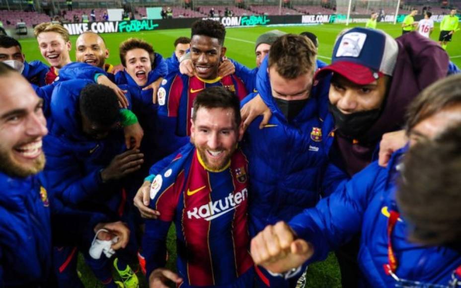 El partido en el Camp Nou acabó con la excelsa celebración de los jugadores del Barcelona en la cancha tras el pitazo final.