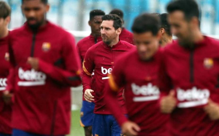 A Messi se le vio otra cara al entrenar con el resto de sus compañeros. En las imágenes publicadas por el club barcelonés se puede ver al astro argentino corriendo junto a sus compañeros, tras su decisión de seguir en el Barça.
