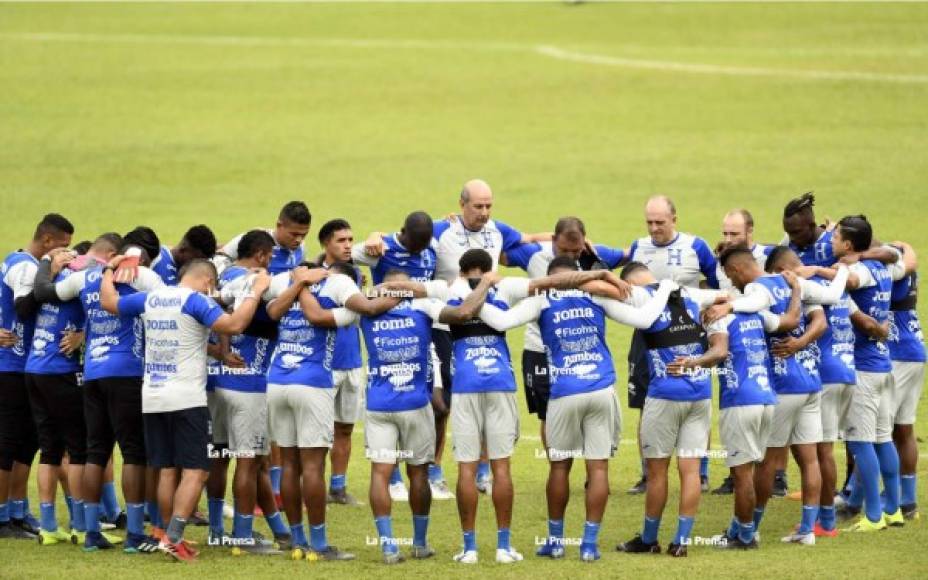 Antes de iniciar el entrenamiento, los jugadores y cuerpo técnico de la Selección de Honduras realizaron una oración.