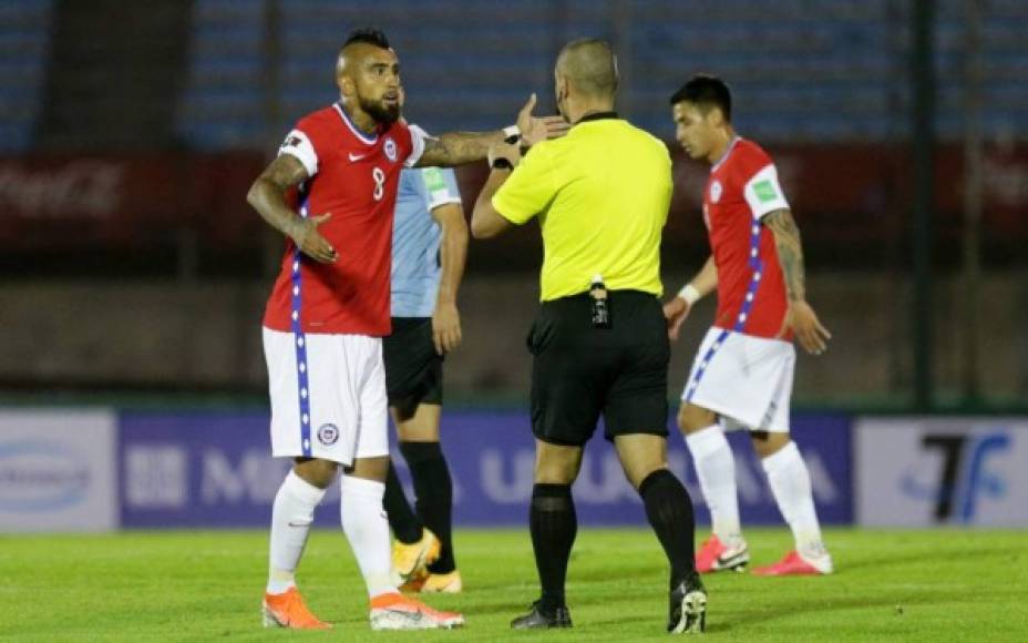 Arturo Vidal le reclamó al árbitro por un penal que no le pitaron a Chile.