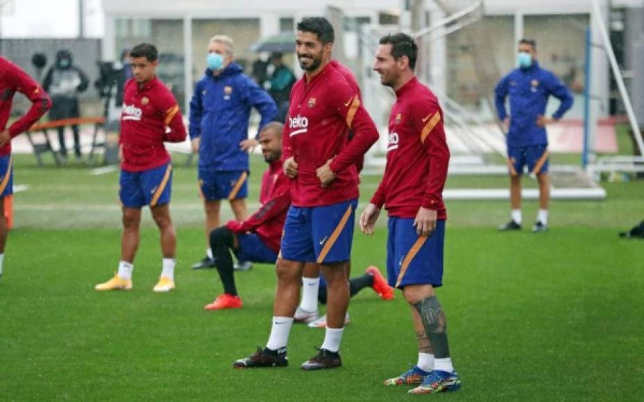Messi ya sonríe en la práctica del Barcelona y estuvo al lado de su gran amigo Luis Suárez.