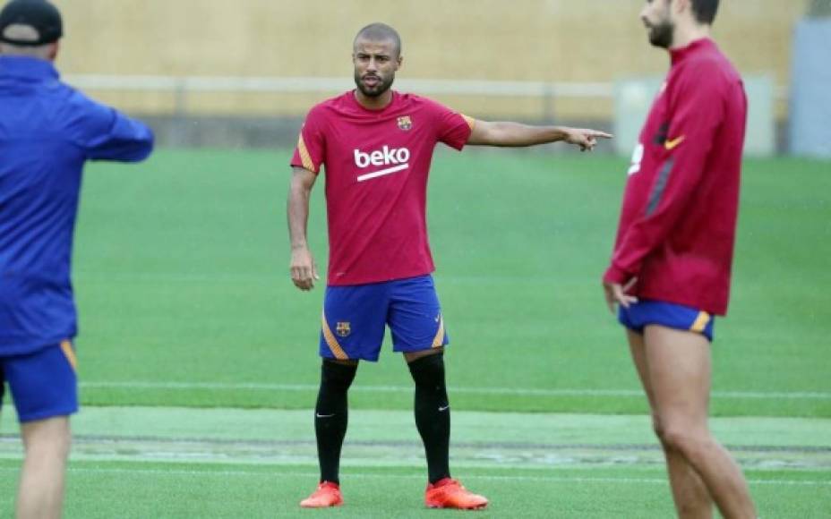 Rafinha recibiendo indicaciones de Ronald Koeman en el entrenamiento.