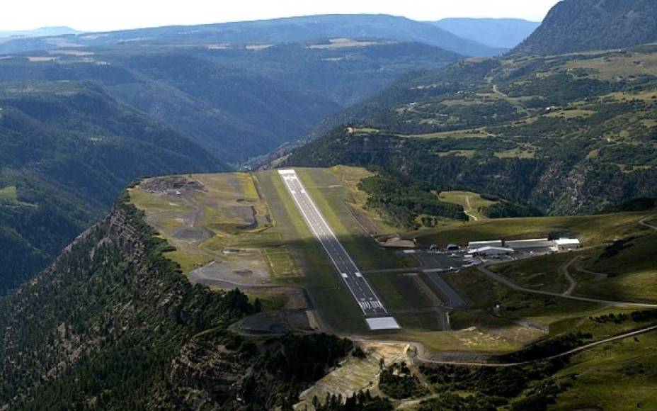 El aeropuerto de Telluride, Estados Unidos. Está construido sobre una plataforma en las Montañas Rocosas de Colorado junto a una caída de 300 metros sobre el río San Miguel. Los aterrizajes están restringidos según condiciones de visibilidad y vientos.