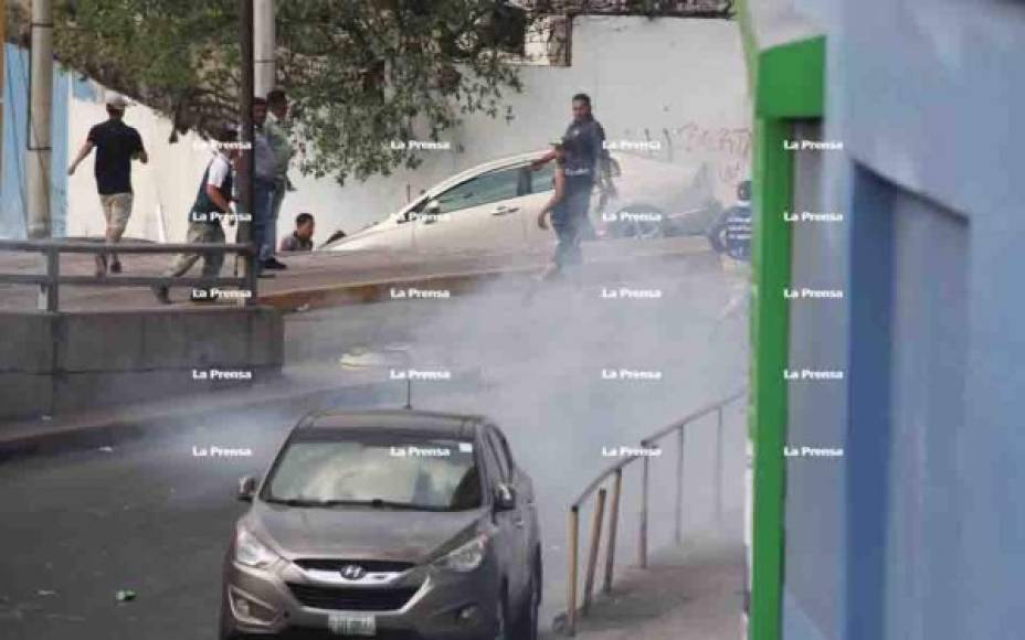 La Policía Nacional tuvo que utilizar el gas lacrimógeno para tratar de separar a las barras del Motagua y Marathón.