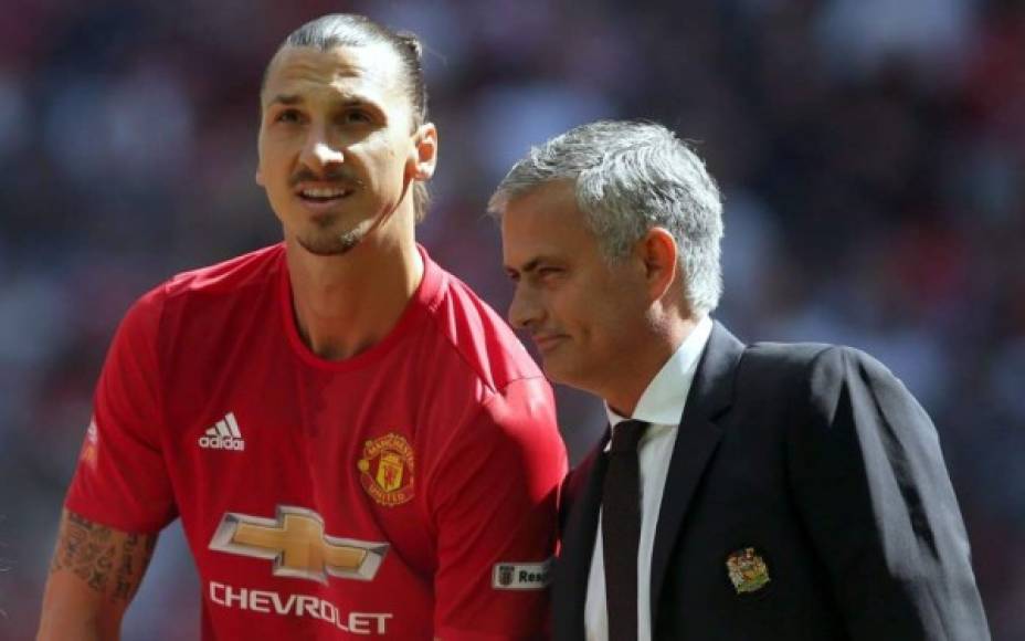 José Mourinho abre de nuevo la puerta del Manchester United a Zlatan Ibrahimovic. 'Él piensa que puede hacer más y hacerlo al más alto nivel, así que estamos teniendo conversaciones y discutiendo la posibilidad de que él se quede con nosotros para la segunda parte de la temporada'.