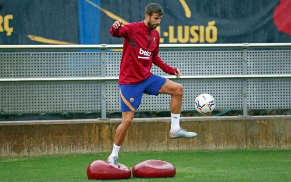 Gerard Piqué también trabaja con intensidad.