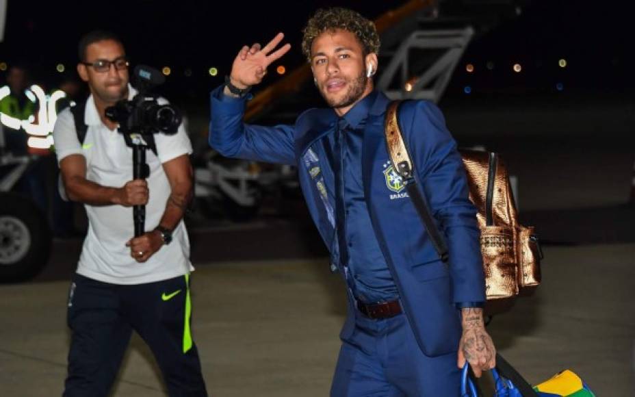 A su llegada a Rusia, Neymar sorprendió a los rusos al mostrar una mochila de oro que llevaba colgada en su espalda al bajar del avión.